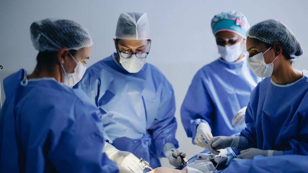Dr Rômullo Pires e sua equipe cirúrgica