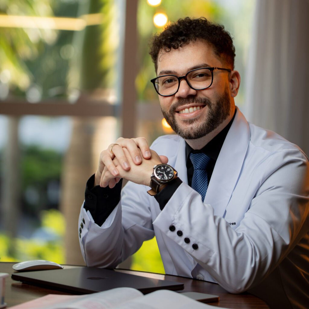 Dr Rômullo Pires, ginecologista especialista em cirurgia ginecológica.